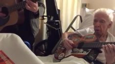 Un célèbre guitariste apprend que son ancien professeur de guitare est à l’hôpital – il n’y avait qu’une seule chose à faire