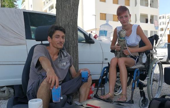  Léa est une jeune fille de 19 ans, elle se déplace en fauteuil roulant, elle vit dans une tente sur le parking d’une résidence HLM (Capture d'écran Twitter@isorah_salomet)