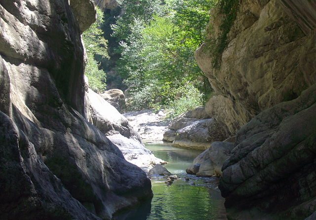 Un torrent du parc national du Pollino en Calabre, s’est transformé avec l’arrivée d’une avalanche d'eau à l'improviste. Photo Wikipédia auteur Alby3.