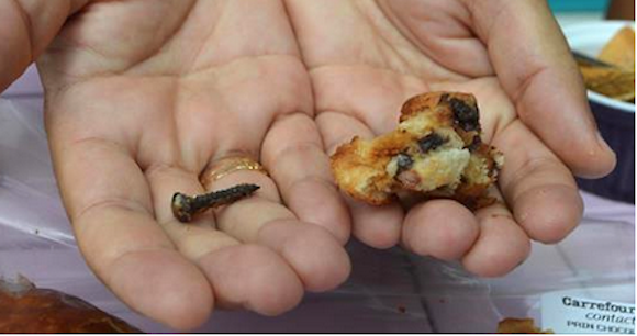 ils trouvent une vis noire  de la taille de 2,5 cm environ dans le pain au chocolat.(Capture d’écran Pinterest)