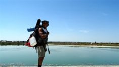 Sous la canicule, Mohamed Oussama Houij parcourt 300 km à pied pour nettoyer les plages tunisiennes