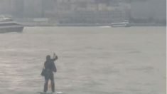 Un homme en costume décide de traverser le fleuve Hudson sur un paddle, c’est très insolite !