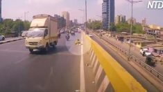 Il semble qu’il y ait une pile de vêtements sur l’autoroute, mais quand ce motocycliste s’en approche, il saute en bas de sa moto