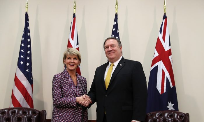 Le secrétaire d'État américain Mike Pompeo serre la main de Julie Bishop, ministre australien des Affaires étrangères, avant le début d'une réunion lors des Consultations ministérielles Australie-États-Unis ténues à Hoover Institution sur le campus de l'Université de Stanford, en Californie,  le 23 juillet 2018. (Justin Sullivan/Getty Images)