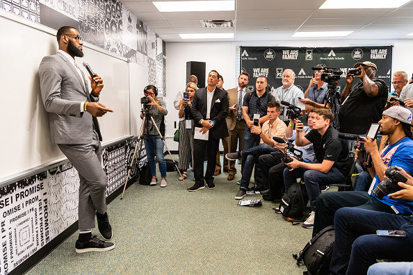 LeBron James s'adresse aux médias après les cérémonies d'ouverture de l'école I Promise School le 30 juillet 2018 à Akron, Ohio. (Jason Miller/Getty Images)