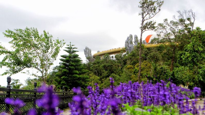 Le 31 juillet 2018, le « Golden Bridge » de Cau Vang, long de 150 mètres, niché dans les collines boisées du centre du Vietnam, deux mains géantes en béton émergent des arbres, brandissant un pont doré.  Photo LINH PHAM/AFP/Getty Images.