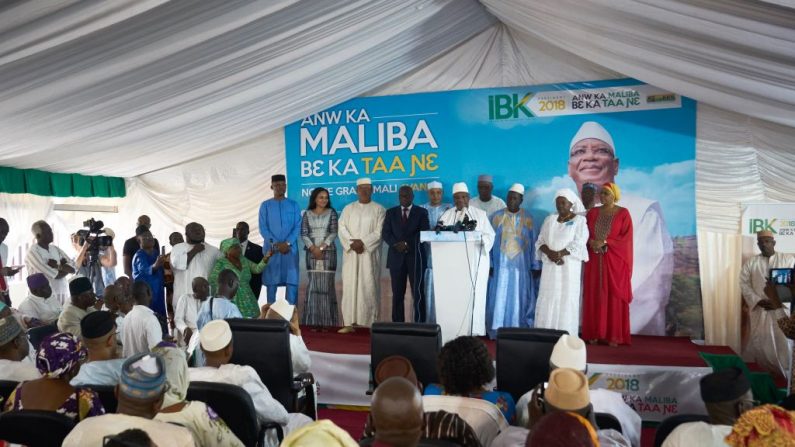 Le président sortant Ibrahim Boubacar Keita s'adresse aux partisans du siège de son parti à Bamako le 3 août 2018, au lendemain de l'annonce des résultats du premier tour de l'élection présidentielle. Au premier tour, Keita a obtenu 41,42% des suffrages, et Cisse 17,8% selon les rapports. Photo : MICHELE CATTANI / AFP / Getty Images.