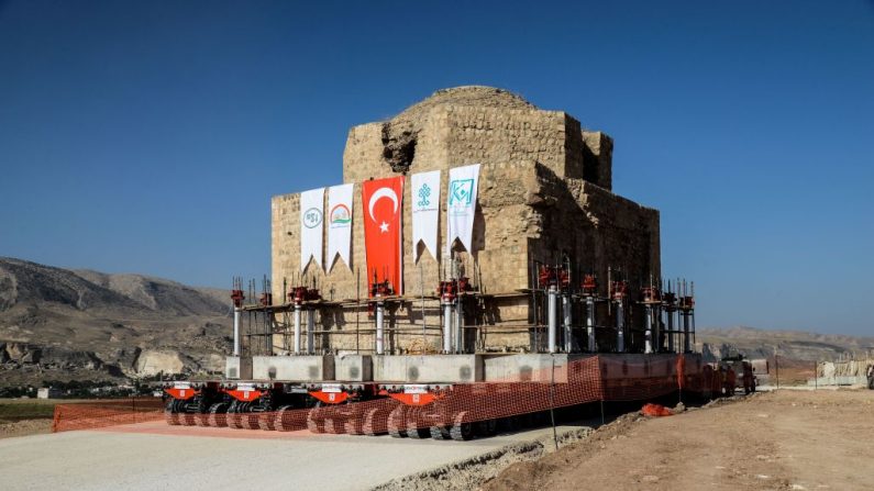 Le 6 août 2018, l'Artuklu Hamam, un vieux bâtiment de bain de 1 600 tonnes, est chargé sur une plate-forme roulante et a quitté une ville du sud-est d'Hasankeyf. Photo : ILYAS AKENGIN / AFP / Getty Images.