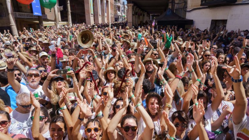 Des danseurs lors d'un concert de musique sur la place Plaza del Trigo à Aranda de Duero lors de la 21ème édition du festival de musique à Vigo Galice, le 10 août 2018. Photo : CESAR MANSO / AFP / Getty Images.