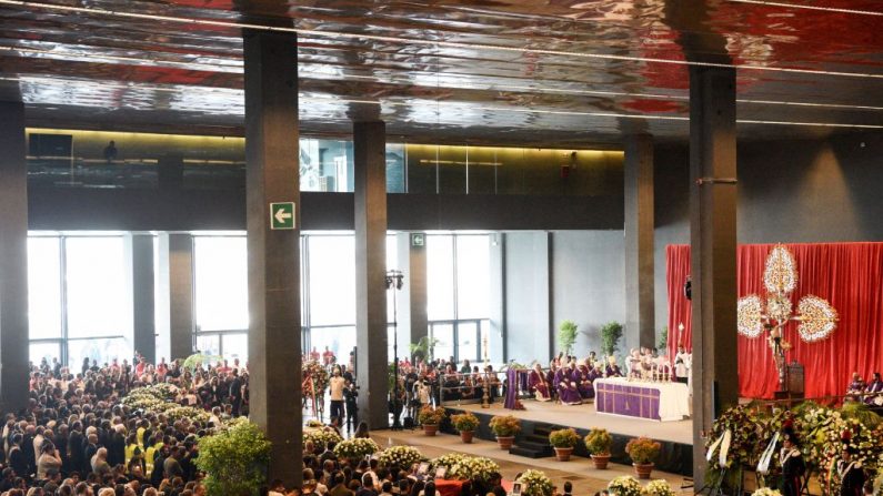 L'archevêque de Gênes, le cardinal Angelo Bagnasco, célèbre la messe des funérailles nationales des victimes de l'effondrement du pont de Morandi, à Gênes, le 18 août 2018. Photo : PIERO CRUCIATTI / AFP / Getty Images.