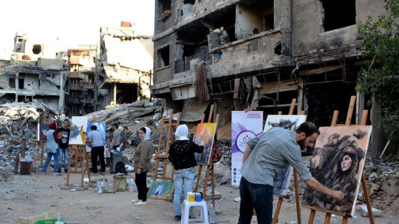 Des artistes peignent dans le camp de réfugiés palestiniens de Yarmuk, dans la banlieue sud de la capitale Damas, le 15 août 2018. Équipés de pinceaux et de crayons. Photo MAHER AL MOUNES / AFP / Getty Images.