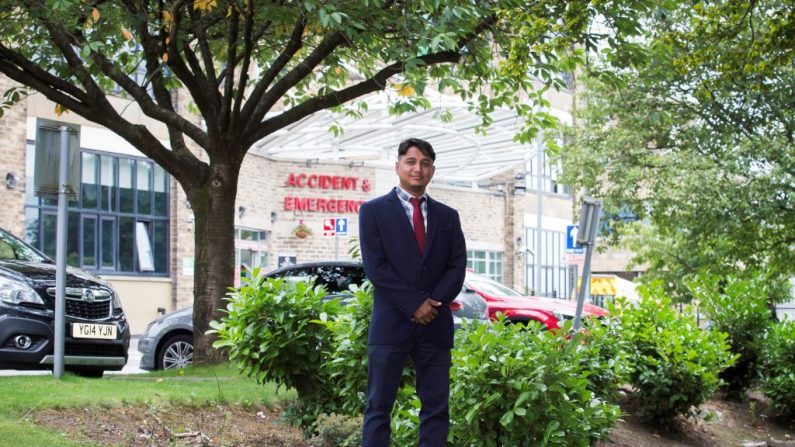 Nijam Uddin Mohammed est arrivé avec sa famille Rohingya à Bradford en 2008 après 17 ans dans un camp de réfugiés bangladais. 1,5 million de Rohingya sont maintenant dispersés à travers le monde, faisant preuve de résilience et d’ingéniosité en se donnant une nouvelle vie dans un monde qui leur refuse un État. Photo : LINDSEY PARNABY / AFP / Getty Images.