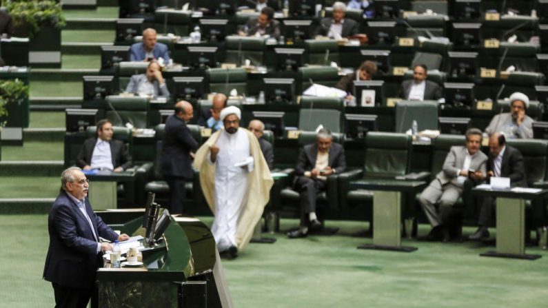 Karbasian est le deuxième ministre du cabinet du président Hassan Rouhani à être mis en accusation ce mois-ci, après le renvoi du ministre du Travail, Ali Rabiei, le 8 août. Photo ATTA KENARE / AFP / Getty Images.