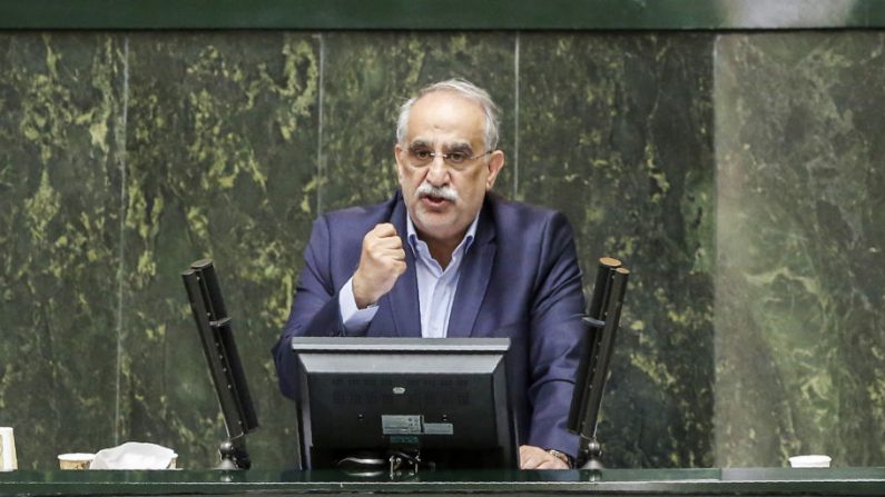 Masoud Karbasian, ministre iranien de l'Economie, prend la parole devant le parlement à Téhéran le 26 août 2018, avant le vote des législateurs qui l'ont vu mis en accusation. Photo ATTA KENARE / AFP) Getty Images.