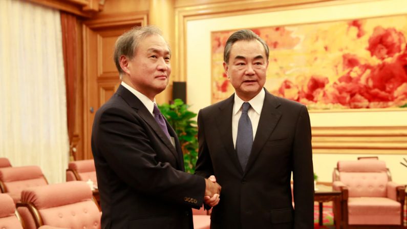 Beijing, 29 août. Le vice-ministre japonais des Affaires étrangères, Takeo Akiba, serre la main du ministre chinois des Affaires étrangères, Wang Yi, lors de leur rencontre au complexe de leadership de Zhongnanhai. Photo de How Hwee Young Pool / Getty Images.