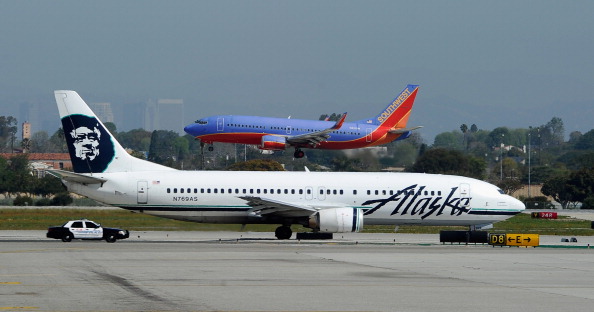 Un jeune homme a réussi à faire décoller un appareil, de la compagnie Alaska Airlines, s’écrasant ensuite. Photo de Kevork Djansezian / Getty Images.