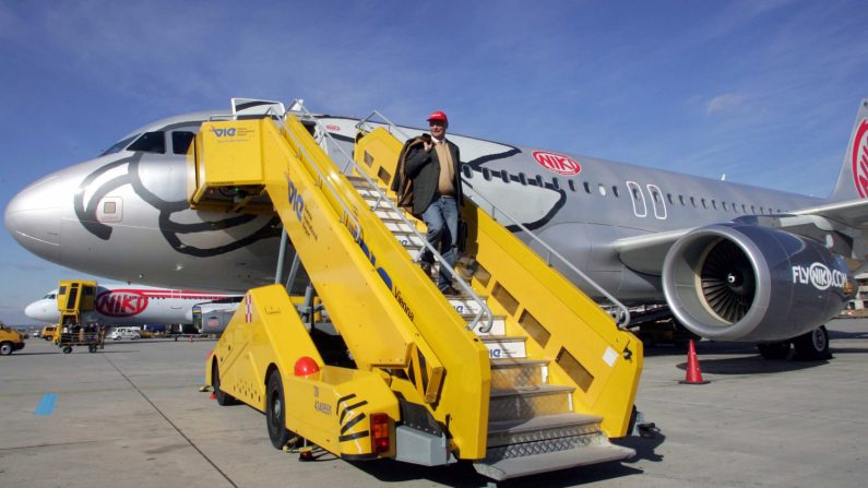 Niki Lauda, grand joueur de Formule 1, débarque d’un Airbus A320-200 à l’aéroport de Vienne le 30 octobre 2006, alors qu’il lance sa compagnie aérienne. Photo : THOMAS LOHNES / AFP / Getty Images.