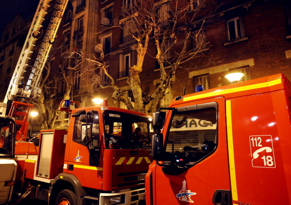 Les pompiers travaillent dans un incendie à Aubervilliers.  Photo : THOMAS COEX / AFP / Getty Images.