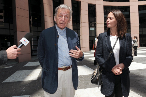 Le réalisateur grec Costa Gavras et l’actrice française Berenice Bejo, née en Argentine, arrivent le 11 juin 2013 au Parlement européen à Strasbourg. Photo FREDERICK FLORIN/AFP/Getty Images.