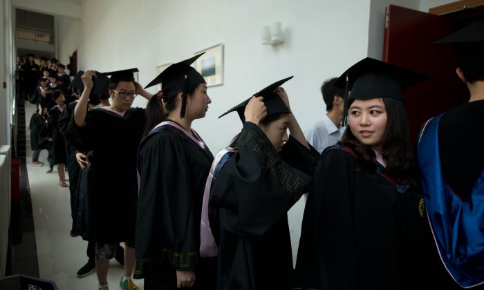 Les étudiants font la queue pour recevoir leurs diplômes de l’Université normale de la capitale, dans la banlieue de Pékin, le 26 juin 2013. (Ed Jones/AFP/Getty Images)