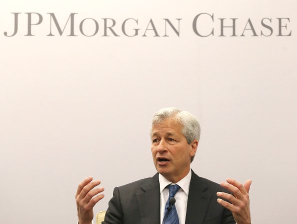 JPMorgan Chase, établissement dirigé par Jamie Dimon, est celui qui dépense le plus en matière de technologie (11 milliards de dollars par an) et de marketing (3 milliards de dollars par an), ce qui "lui permet d'être plus offensif quand il entre sur de nouveaux marchés ou produits", selon l'analyste Mike Mayo de Wells Fargo. (Photo : Mark Wilson/Getty Images)