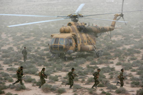 Les forces spéciales d'élite des gardes révolutionnaires iraniennes participent à des manœuvres militaires dans un lieu inconnu près de la mer du Golfe. Les manœuvres militaires d'une semaine coïncident avec une phase critique du conflit concernant les ambitions nucléaires de l'Iran. Photo FARS NEWS / STR AFP / Getty Images.