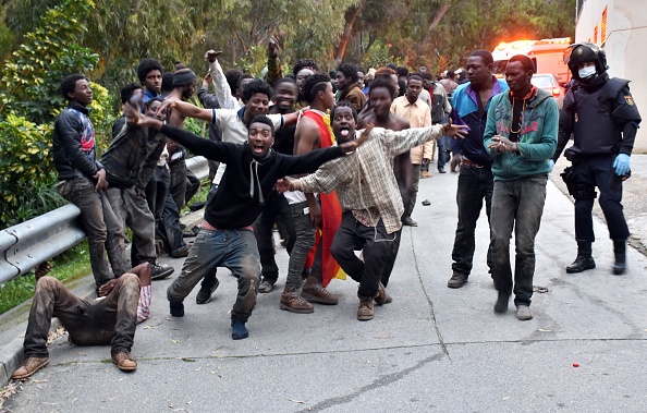 En février 2017, près de 850 migrants avaient déjà réussi un coup de force pour déborder la garde civile espagnole et franchir la clôture qui sépare l'enclave de Ceuta du territoire marocain. Crédit : ANTONIO SEMPERE/AFP/Getty Images