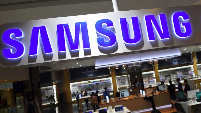 Logo de Samsung, qui veut développer de nouveaux moteurs de croissance, le logo de Samsung est visible dans un showroom  à Séoul. Photo JUNG YEON-JE / AFP / Getty Images.