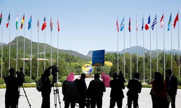 Des journalistes prennent des photos à l'extérieur où a lieu le Forum de l’initiative « One Belt, One Road » à Pékin, le 15 mai 2017. (Thomas Peter-Pool/Getty Images)