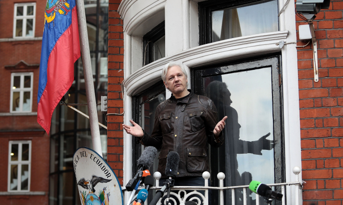 Du balcon de l'ambassade de l'Équateur, Julian Assange s'adresse aux médias  le 19 mai 2017 à Londres en Angleterre. (Jack Taylor/Getty Images)