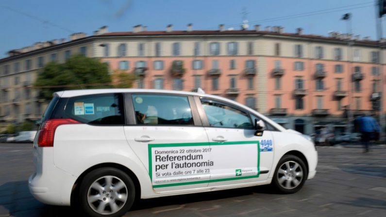 Malgré les grandes chaleurs, les chauffeurs de taxi ne peuvent se permettent une tenue décontractée. Photo  MIGUEL MEDINA/AFP/Getty Images.