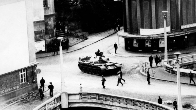 Photo prise en août 1968 à Prague lors de confrontations entre manifestants et troupes et chars du Pacte de Varsovie, qui ont envahi la Tchécoslovaquie pour écraser la prétendue réforme du Printemps de Prague et rétablir un régime totalitaire. Crédit photo / AFP / Getty Images.