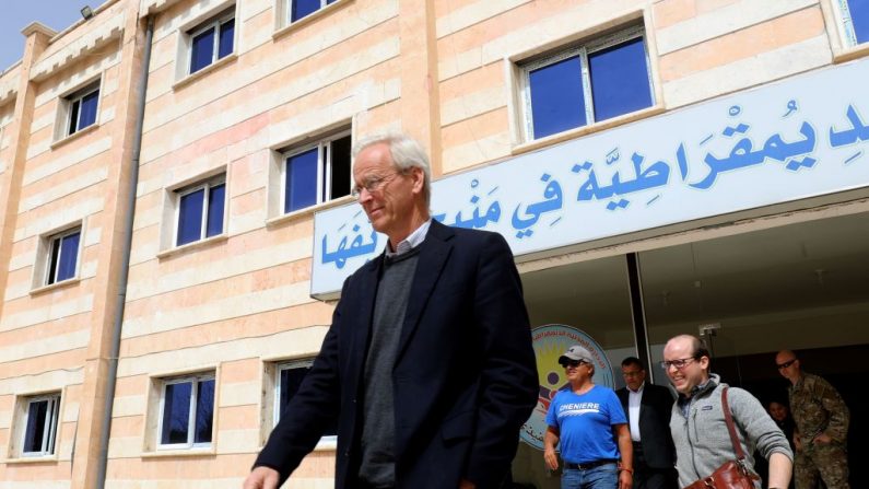 William Roebuck, représentant du département d'Etat américain, s'est rendu parmi les Kurdes de Syrie samedi pour tenter de déterminer l'avenir de ses régions semi-autonomes. Photo : DELIL SOULEIMAN / AFP) / Getty Images.