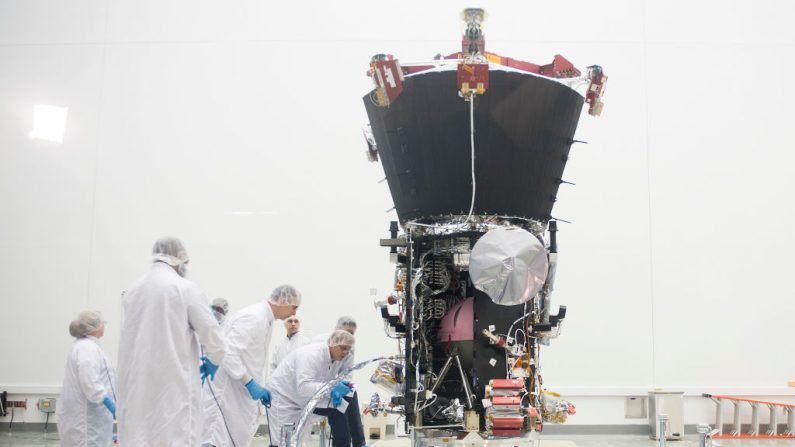 Les ingénieurs examinent la sonde solaire Parker lors d'un aperçu médiatique au centre de vol spatial Goddard de la NASA à Greenbelt, dans le Maryland, le 28 mars 2018. il voyagera sur un trek audacieux, voyager plus près du soleil que tout vaisseau spatial de l'histoire photo: JIM WATSON / AFP / Getty Images.