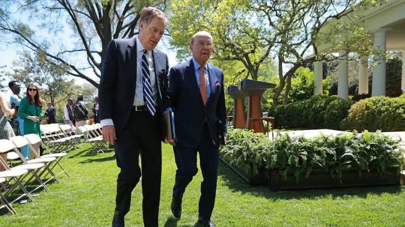 Le 30 avril : Le représentant américain au Commerce Robert Lighthizer et le secrétaire au Commerce Wilbur Ross quittent la Rose Garden à la suite d'une conférence de presse avec le président Donald Trump. Photo par Chip Somodevilla / Getty Images