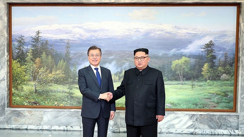 Les dirigeants nord et sud-coréens organisent la deuxième rencontre surprise, après que le président américain Donald Trump a annulé la réunion avec Kim Jong-un le 12 juin, bien que M. Trump ait indiqué que la réunion pourrait avoir lieu le lendemain. Photo de la maison bleue présidentielle sud-coréenne via Getty Images.