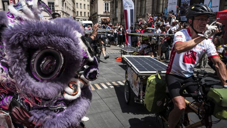 Le 15 juin 2018 à Lyon. Le rallye Sun Trip parcourra 12 000 km de Lyon à Canton en Chine. Photo : JEAN-PHILIPPE KSIAZEK / AFP / Getty Images.