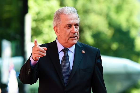 Dimitris Avramopoulos, Commissaire européen à la Migration,  considère que celui « qui attaque l'UE se tire une balle dans le pied ». (Photo: Andreas Gebert/Getty Images)