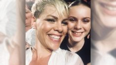 Pink quitte la scène en milieu de concert pour embrasser une fan adolescente dont la mère est décédée tragiquement