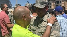 Un père souffrant d’une maladie neurologique rare marche vers son fils à la remise des diplômes de l’armée de l’air, «  j’étais très ému »