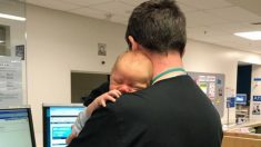 Une jolie photo montre un médecin dans l’exercice de ses fonctions dans la salle d’urgence en train de câliner le bébé d’une patiente