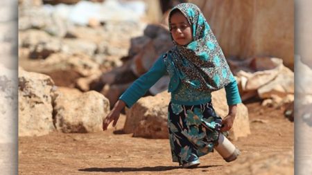 Une fillette syrienne réfugiée sans jambes « marche » avec des boîtes de conserve jusqu’à ce qu’un gentil médecin se porte volontaire pour l’aider