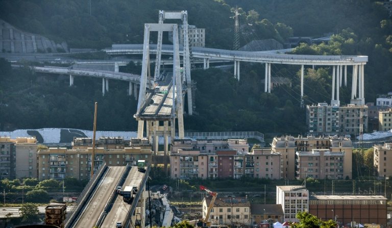 Vue générale de l'effondrement du viaduc autoroutier de l'A10, le 15 août 2018 à Gênes, dans le nord de l'Italie (AFP)