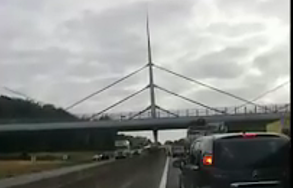 Un homme désespéré tente de se suicider en sautant d'un pont sur la rocade sud de Rennes. (Capture d’écran Twitter@philippebertho1)