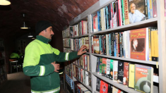 Des éboueurs montent une bibliothèque avec les livres récupérés dans les poubelles