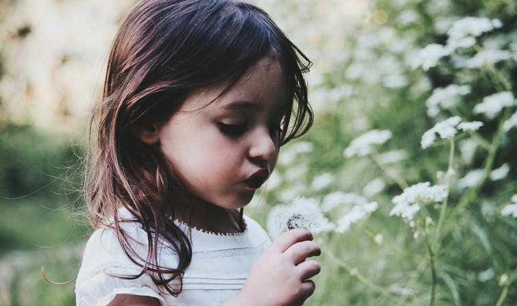 La contemplation de la nature stimule la créativité des enfants. (Unsplash/Caroline Hernandez, CC BY)