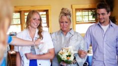 Ce couple se rend à une fête de remise du diplôme de leur fils. Mais à leur arrivée, c’est la célébration de leurs 25 ans de mariage et de renouvellement de leurs voeux!