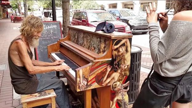 Ce pianiste sans-abri au talent incroyable se fait remarquer, se produit à la NFL et trouve l’amour