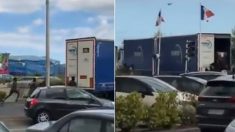 Calais : des migrants courent après un camion, essayant de monter à bord… juste devant des policiers