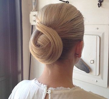 -Exemple de chignon réalisé lors de la journée du patrimoine en Grèce. Photo illustration de Wikipédia de Jenna Drudi.